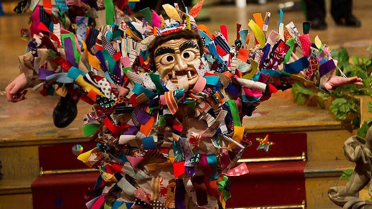Sorgten für bunte Farbtupfer im Publikum: die Allersberger Flecklashexen. Foto: Tobias Köpplinger