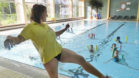 Kursleiterin Marliese Lifka macht die Figuren am Beckenrand vor.