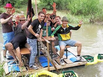 Bei der Abfahrt waren Floß und Flößer noch unverbraucht.  Foto: Mathias Erlwein