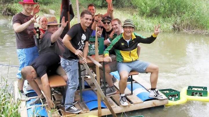 Bei der Abfahrt waren Floß und Flößer noch unverbraucht.  Foto: Mathias Erlwein