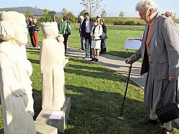 Bei strahlendem Sonnenschein fand am Sonntag die Vernissage der Selbsthilfegruppe der Schlaganfall-Betroffenen auf dem Gelände der Schön-Klinik statt. Viele Spaziergänger kamen und sahen sich die Kunstobjekte an - wie hier die Figuren Heinrich und Kunigunde. Fotos: Gerda Völk