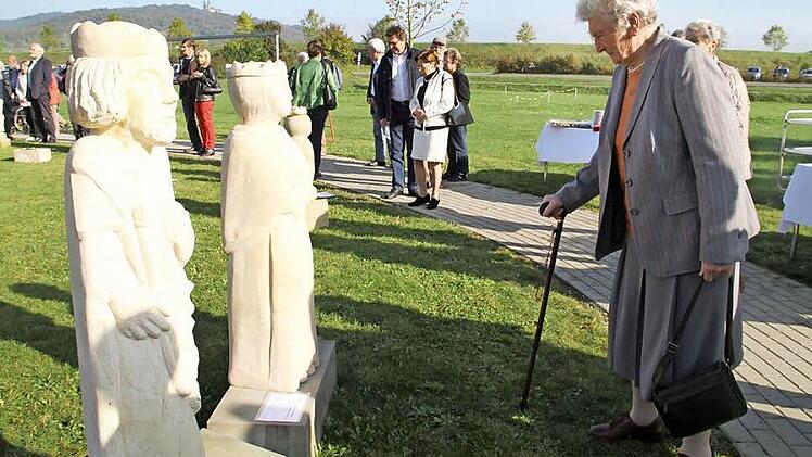 Bei strahlendem Sonnenschein fand am Sonntag die Vernissage der Selbsthilfegruppe der Schlaganfall-Betroffenen auf dem Gelände der Schön-Klinik statt. Viele Spaziergänger kamen und sahen sich die Kunstobjekte an - wie hier die Figuren Heinrich und Kunigunde. Fotos: Gerda Völk