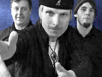 "Sonnie Ronnie & The Shotguns" (von links): Bassist Peter Schreiber, Sänger und Gitarrist Norbert "Sonnie Ronnie" Schottenhaml und Schlagzeuger Matthias Kudlich  Foto: Sonnie Ronnie & The Shotguns