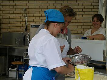 Zu jeder Prüfungs- gehört eine Betreuungsaufgabe. Bei Luisa Firmbach spielt die Prüfungsausschussvorsitzende Judith Lang die Praktikantin. Die Aufgaben werden routiniert bewältigt.  Fotos: Sabine Weinbeer