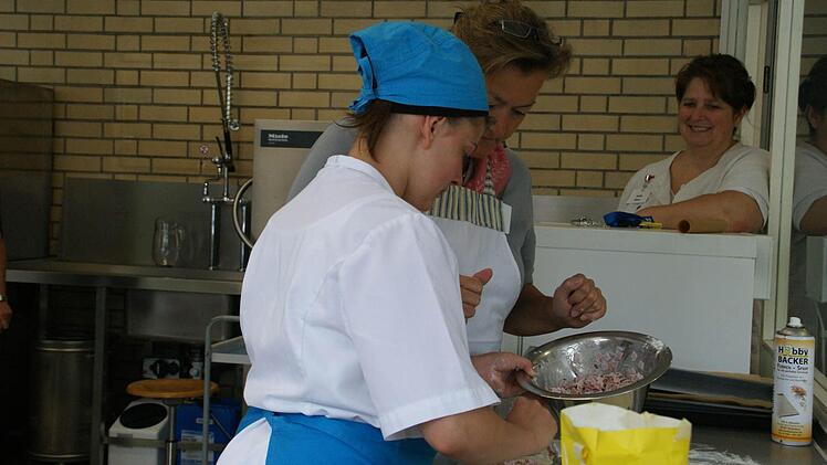 Zu jeder Prüfungs- gehört eine Betreuungsaufgabe. Bei Luisa Firmbach spielt die Prüfungsausschussvorsitzende Judith Lang die Praktikantin. Die Aufgaben werden routiniert bewältigt.  Fotos: Sabine Weinbeer