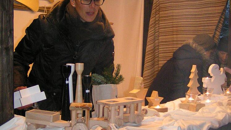 Der Stand der Weilersbacher Familie Rühl mit Holzspielwaren Foto: Heidi Amon