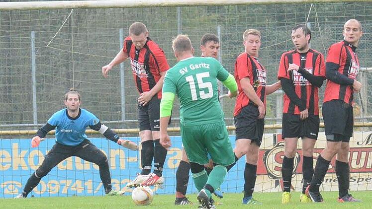 Br&uuml;ckenaus Spieler versucht, ein Freisto&szlig;tor des SV Garitz zu verhindern, indem er sich einfach auf den Ball stellt. Foto: ssp