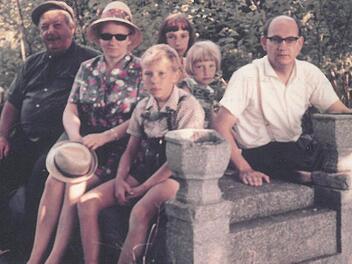 Josef Eberhardt (rechts) mit seiner Familie bei einem Besuch auf dem Friedhof seines Geburtsortes: Rudolfsgnad Fotos: pr
