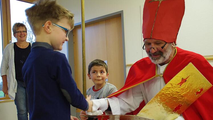 Der Nikolaus besuchte die Petra-Döring-Schule in Kronach. Foto: Marco Meißner