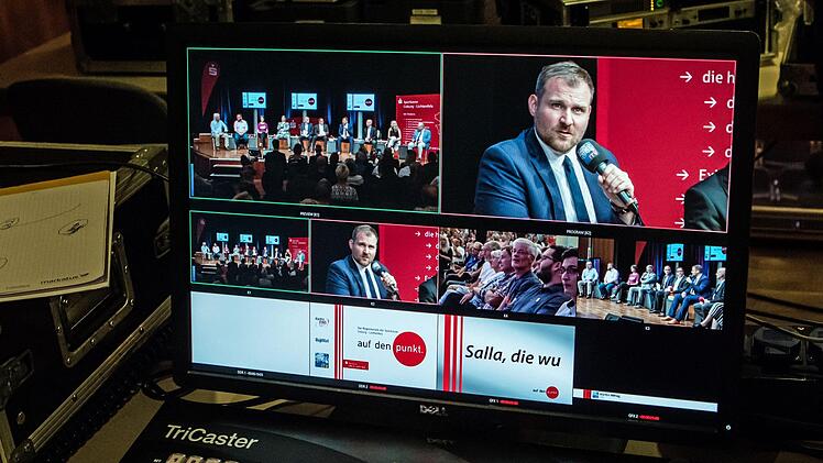 Reges Publikumsinteresse verzeichnete der Regionentalk am Mittwoch im bestens besuchten Coburger Kongresshaus. Die acht Direktkandidaten für die Landtagswahl stellten sich kritischen Fragen. Moderiert wurde der Abend von  den Redaktionsleitern Oliver Schmidt (Coburger Tageblatt) und Thomas Apfel (Radio Eins).Foto: Jochen Berger