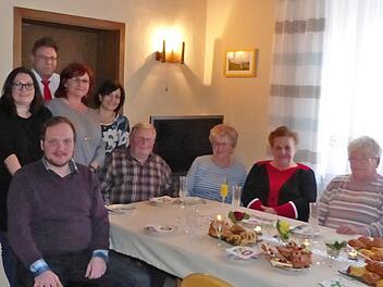 Unser Bild zeigt (sitzend von links) Pfarrer Martin Fleischmann, Willi und Brigitte Hofmann, Dora Schicker, Lotta Schramm und Erika Hain (sowie stehend von links) Bürgermeister Alfred Kolenda, Tochter Uschi, Peter Sandler sowie die Töchter Doris und Monika.  Foto: Klaus-Peter Wulf
