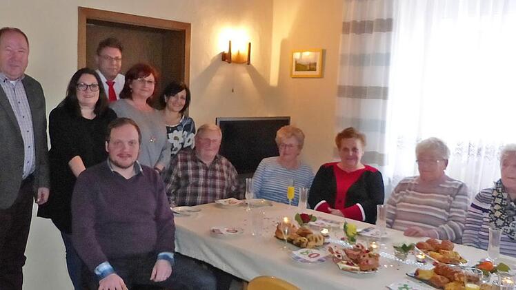 Unser Bild zeigt (sitzend von links) Pfarrer Martin Fleischmann, Willi und Brigitte Hofmann, Dora Schicker, Lotta Schramm und Erika Hain (sowie stehend von links) Bürgermeister Alfred Kolenda, Tochter Uschi, Peter Sandler sowie die Töchter Doris und Monika.  Foto: Klaus-Peter Wulf