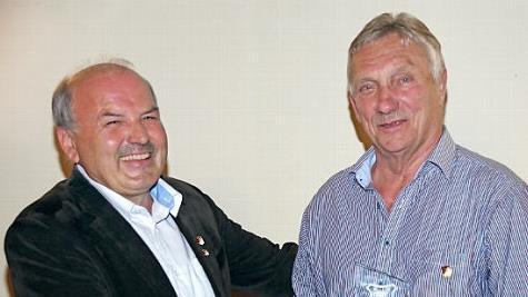Eine besondere Ehrung erfuhr Georg Tempert (rechts). Er hat den SC als Sportler und in vielen weiteren Funktionen gestützt und geprägt. Heute ist die Platzpflege sein zentrales Anliegen. Für sein Engagement wurde er zum Ehrenmitglied ernannt. Dazu gratulierte ihm Reinhold Sußmann.