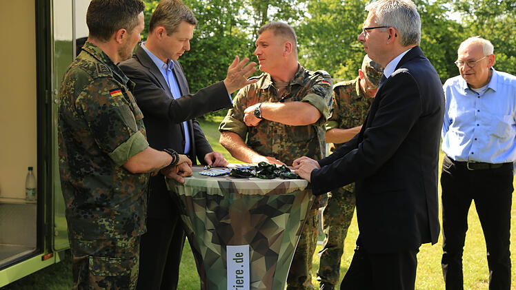 Thomas Silberhorn (2.v.l.) im Gespräch mit der Bundeswehr.