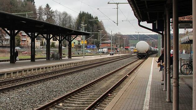 Der Kronacher Bahnhof soll endlich barrierefrei hergerichtet werden. Foto: Archiv/Marco Mei&szlig;ner