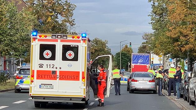 Die F&uuml;rther Stra&szlig;e ist derzeit auf H&ouml;he der Unfallstelle in stadtausw&auml;rtiger Richtung gesperrt. Es kommt zu Verkehrsbehinderungen. Foto: News5/Friedrich