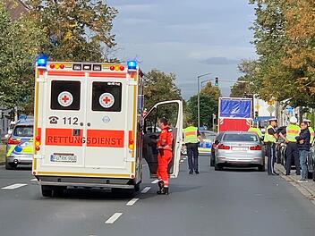 Die F&uuml;rther Stra&szlig;e ist derzeit auf H&ouml;he der Unfallstelle in stadtausw&auml;rtiger Richtung gesperrt. Es kommt zu Verkehrsbehinderungen. Foto: News5/Friedrich