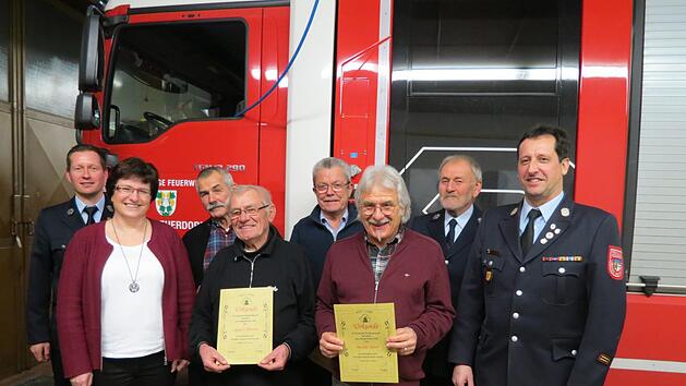 Die neuen Ehrenmitglieder der Freiwilligen Feuerwehr Euerdorf wurden geehrt von  Kommandant Andreas Büttner (von links), Bürgermeisterin  Patricia Schießer: Peter Volkamer, Albrecht Lippert, Bernd Kleinschmidt, Peter Moritz, Robert Fell. Es gratuliert auch KBM Oliver Lukaschewitsch. Foto: Doris Bauer
