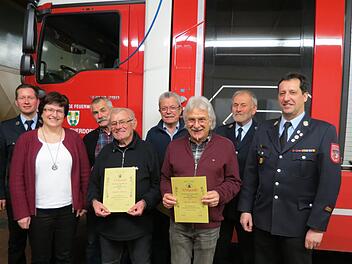 Die neuen Ehrenmitglieder der Freiwilligen Feuerwehr Euerdorf wurden geehrt von  Kommandant Andreas Büttner (von links), Bürgermeisterin  Patricia Schießer: Peter Volkamer, Albrecht Lippert, Bernd Kleinschmidt, Peter Moritz, Robert Fell. Es gratuliert auch KBM Oliver Lukaschewitsch. Foto: Doris Bauer