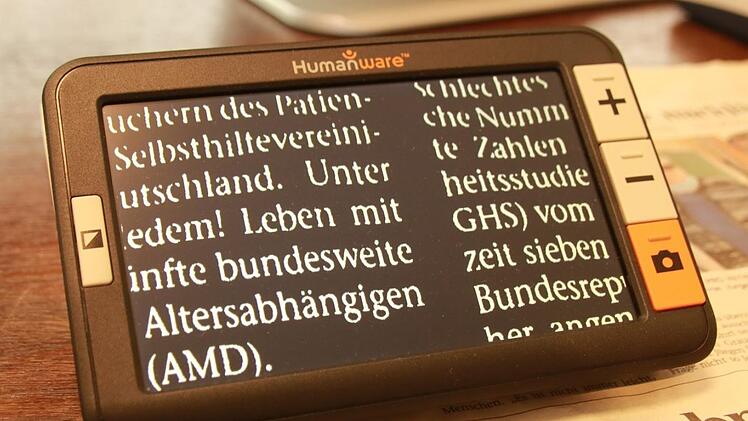 Elektronische Lupen können sehschwachen Menschen ermöglichen, ihre Tageszeitung  selbst zu lesen. Foto: Matthias Einwag