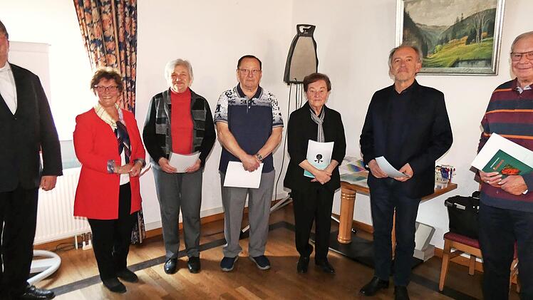 Bei den Ehrungen (von links): Zweiter Bürgermeister Harald Peetz, Vorsitzende Inge Tischer, Martha Kaupper, Hermann Glas, Anni Naefken, Karl-Heinz Greim und Kurt Schoberth