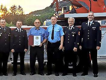 Für 50-jährige Treue wurde Edwin Lindner bei der Stadtsteinacher Feuerwehr ausgezeichnet. Unser Bild zeigt (von links) Bürgermeister Roland Wolfrum, Vorsitzenden Jörg Geyer, Zweiten Kommandanten Tobias Reuther, Kommandanten Manuel Steinl, Ehrenkom...
