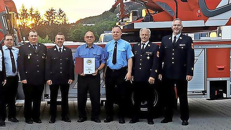 Für 50-jährige Treue wurde Edwin Lindner bei der Stadtsteinacher Feuerwehr ausgezeichnet. Unser Bild zeigt (von links) Bürgermeister Roland Wolfrum, Vorsitzenden Jörg Geyer, Zweiten Kommandanten Tobias Reuther, Kommandanten Manuel Steinl, Ehrenkom...