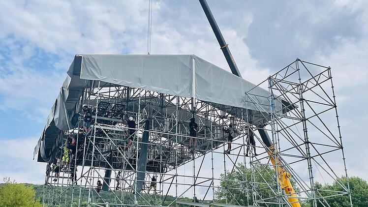 In vollem Gange ist der Aufbau der Bühne und des Festivalgeländes im Luitpoldpark für die Konzerte von Roland Kaiser und LEA in Bad Kissingen. Foto: Sebastian Schmitt
