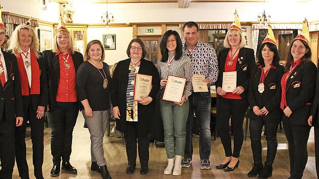 Sind stolz auf die Auszeichnungen: (v.l.) Hofmarschall J&uuml;rgen Schleicher, Birgit Dmitrow, Zweite Pr&auml;sidentin Dankja Glassl, Katharina Wowra, Klaudia Wieteck, Marion Baierl, Stefan Zenk, Andrea Schleicher, Pr&auml;sidentin Anita Hofmann und Alexander M...