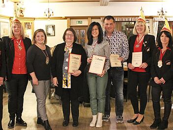 Sind stolz auf die Auszeichnungen: (v.l.) Hofmarschall Jürgen Schleicher, Birgit Dmitrow, Zweite Präsidentin Dankja Glassl, Katharina Wowra, Klaudia Wieteck, Marion Baierl, Stefan Zenk, Andrea Schleicher, Präsidentin Anita Hofmann und Alexander M...