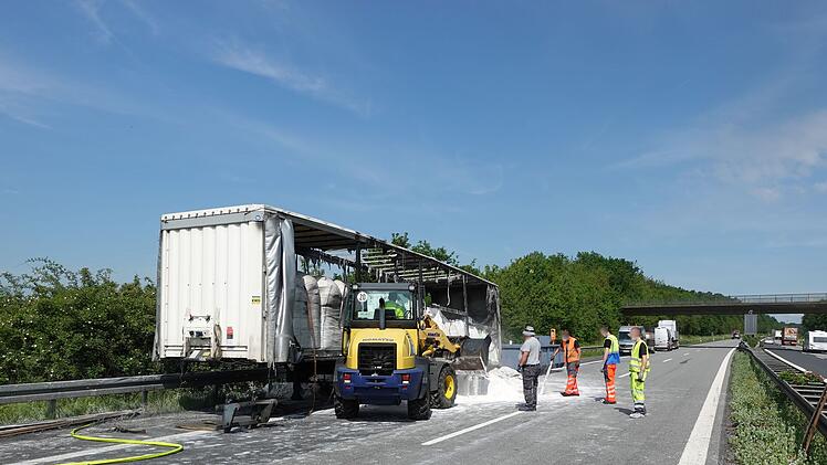 Lkw brennt auf A70 aus - Feuerwehr spricht nach Einsatz Lob aus