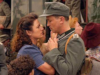 Trennung auf ungewisse Zeit: Karlheinz Rombach (Timothy Peach) verabschiedet sich von seiner Frau Eva (Christine Neubauer). Er muss zur&uuml;ck an die Ostfront.