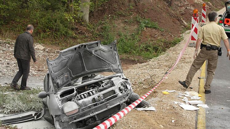 Mitarbeiter der Spurensicherung nahmen das Wrack genau unter die Lupe.  Foto: Andreas Dorsch