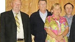 Die Gemeinderäte Annelies Wagner, Bernd Nägel, Martin Meister, Alois Dittrich sowie Hildegund Scheurer und Karl Heinz Wirth (v.r.) hat Bürgermeister Schmidt jetzt verabschiedet. fra-press