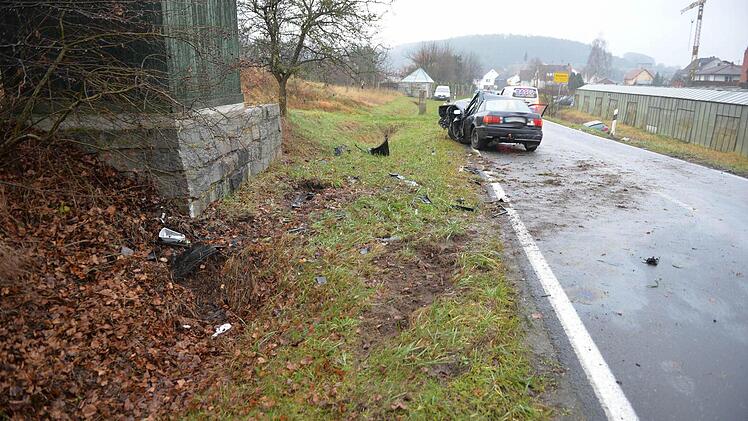 Gleich drei Autos waren Dienstagmorgen an einem Unfall beteiligt, der zwischen Dankenfeld und Priesendorf passierte. Alle Fotos: Ronald Rinklef