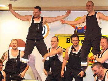 Die "Ranzengarde", auch als Männerballett bezeichnet, zeigte in Reichenbach den Latzhosen-Showtanz. Foto: Arnold Nöth