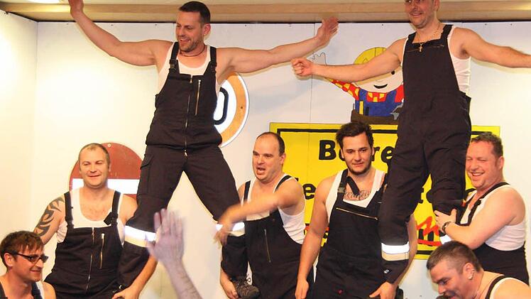 Die "Ranzengarde", auch als Männerballett bezeichnet, zeigte in Reichenbach den Latzhosen-Showtanz. Foto: Arnold Nöth