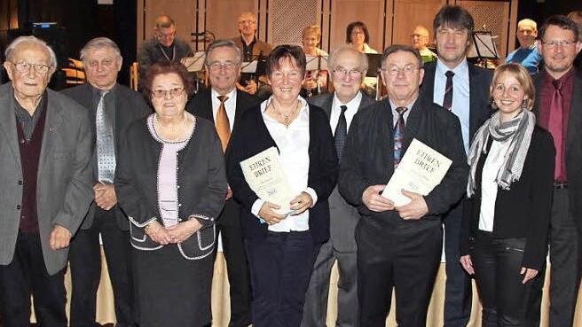 50, 55 oder 65 Jahre lang gehören diese Jubilare dem BLLV an (von links): Wolfgang Eidloth, Siegfried Götz, Irmgard Kestel, Horst Engel, Elke Schmidt, Ernst Horn, Hans-Peter Nickel, BLLV-Bezirksvorsitzender Henrik Schödel, stellvertretende Kreisvorsitzende Michaela Weinmann und Kreisvorsitzender Jens Schmidt.  Fotos: Rainer Glissnik