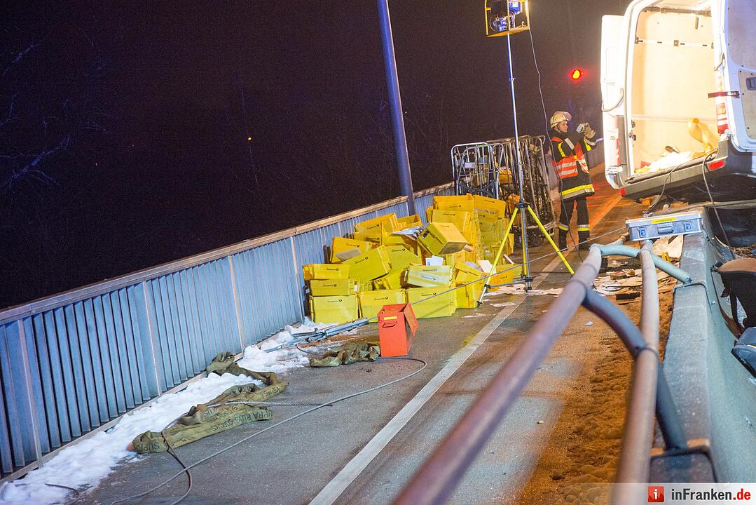 Würzburg: Frau wird in Transporter eingeklemmt und schwer verletztWürzburg in