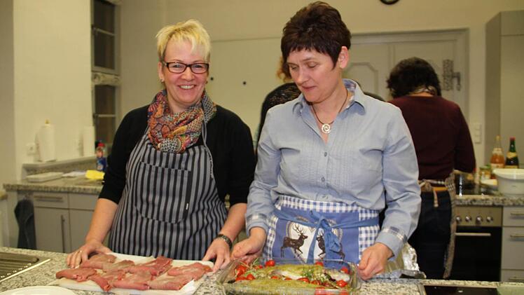 "Saltimbocca alla romana" und "Forelle im Kräutermantel" sehen auch im Rohzustand schon lecker aus. Foto: Gerda Völk