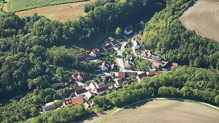 Das in einem Talkessel liegende Tiefenhöchstadt. Das Wasser stürzte 1816 über die steilen Hänge und zwei Senken von den Hochflächen herab und erreichte im Dorf zwei Meter Höhe. Fotos: Wolfgang Rössler
