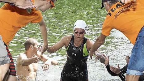 Noch vor den M&auml;nnern stieg die Forchheimerin Hanna Kraus als Schnellste nach dem Schwimmen aus dem Wasser.