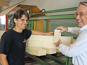 Timo Vasicek und Eugen Volbers. Der junge Holzbauingenieur profitiert von der Erfahrung des Vorsitzenden der "Aktivsenioren in Unterfranken." Die neue Abbundanlage kaufte Vasicek beispielsweise auf Anraten des Kitzingers. Foto: Ralf Dieter