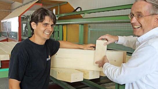 Timo Vasicek und Eugen Volbers. Der junge Holzbauingenieur profitiert von der Erfahrung des Vorsitzenden der "Aktivsenioren in Unterfranken." Die neue Abbundanlage kaufte Vasicek beispielsweise auf Anraten des Kitzingers. Foto: Ralf Dieter