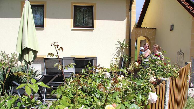 Im Garten der Hausmanns gibt es viel zu entdecken. Foto: Richard Sänger