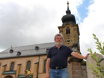 Josef Daum vor seiner neuen Wirkungsstätte: der Wallfahrtsbasilika Marienweiher.  Foto: Lisa Kieslinger
