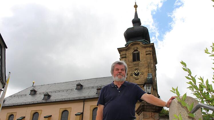 Josef Daum vor seiner neuen Wirkungsstätte: der Wallfahrtsbasilika Marienweiher.  Foto: Lisa Kieslinger