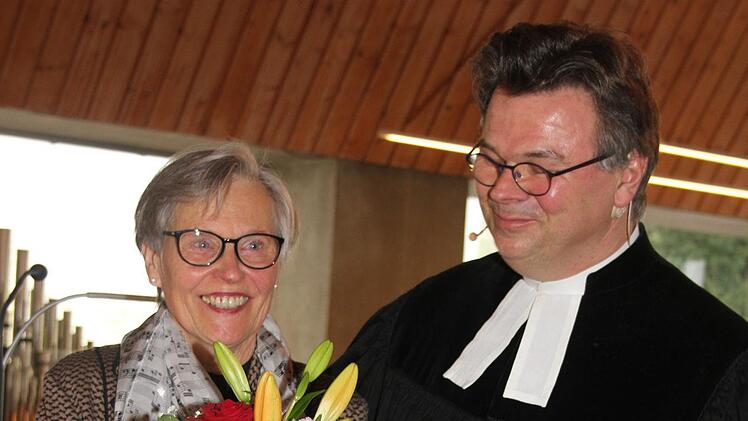 Gertraud Schwägele leitet den Kirchenchor Burghaig seit 25 Jahren.  Pfarrer Holger Fischer sagte Danke. Foto: Sonny Adam
