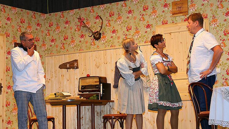Adolf Spechtler (Markus Fischer, rechts) muss sich Paul (Edmund  Welsch), Rita (Susanne Seubert) und  Helene (Melanie  Franke) erkl&auml;ren. Foto: Gerd Klemenz