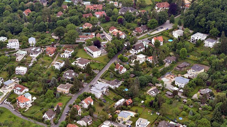 Anlieger sehen sich mit Erschließungskosten  in Millionenhöhe konfrontiert: die obere St.-Getreu-Straße aus der Luft.  Ronald Rinklef: